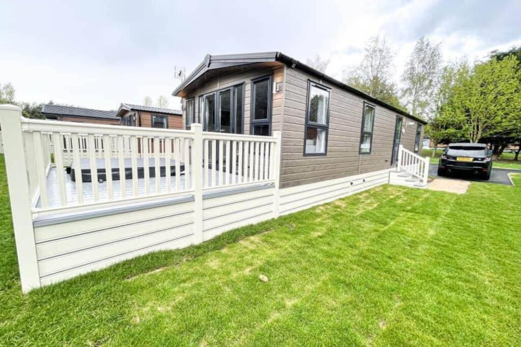 Lucas Lodge With Hot Tub Barmby on the Moor Luaran gambar